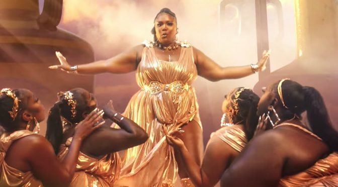 LIZZO DAN CARDI B MEMBERIKAN SENTUHAN BARU PADA TRADISI LAMA